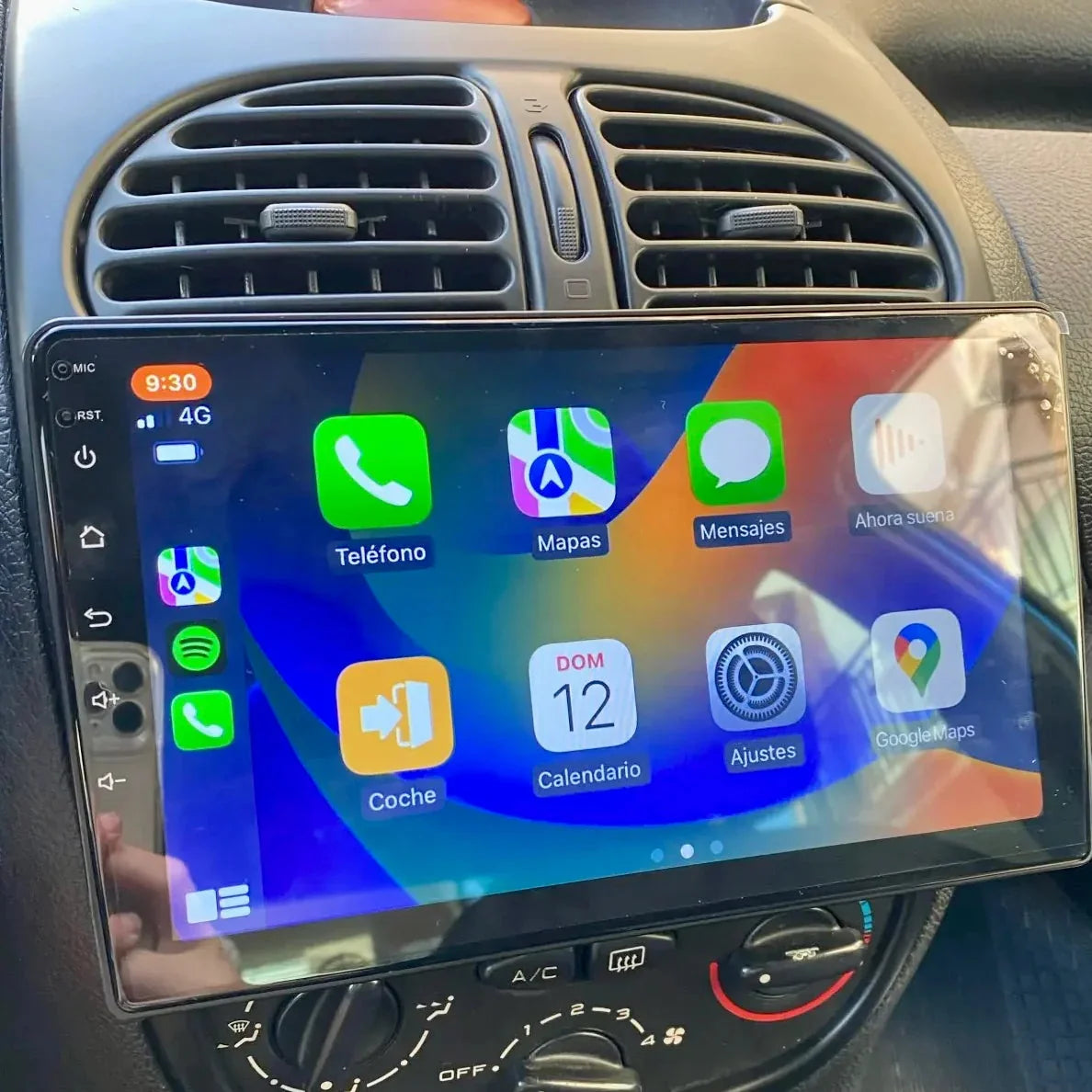 Écran CarPlay Peugeot 206 intégré tableau de bord