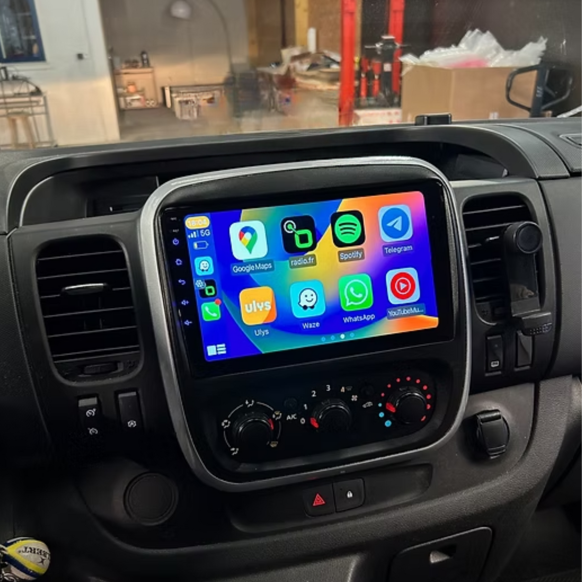 Écran CarPlay Renault Trafic intégré tableau de bord