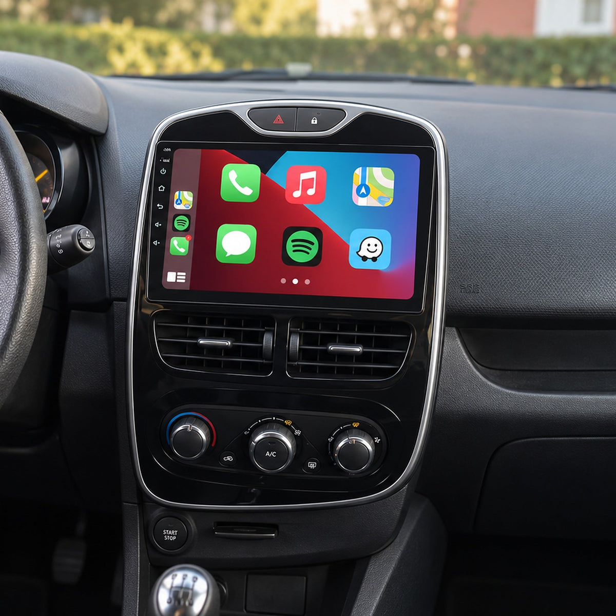 Autoradio CarPlay 10 pouces intégré au tableau de bord d'une Renault Clio 4 (2012-2019)