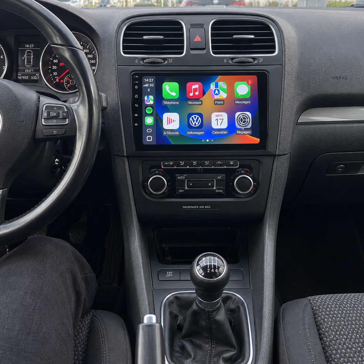 Autoradio CarPlay 9 pouces installé dans le tableau de bord d'une Volkswagen Golf 6 (2008-2016)