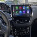 Autoradio CarPlay 9 pouces installé dans une Peugeot 208 (2012-2018) à intérieur noir