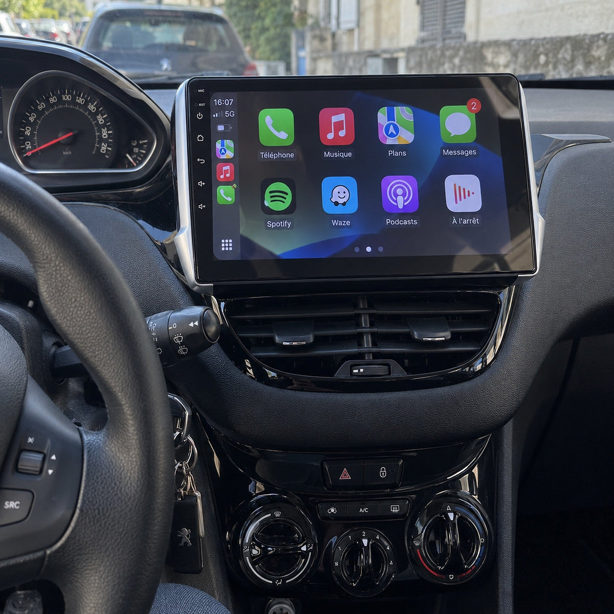 Autoradio CarPlay 9 pouces installé dans une Peugeot 208 (2012-2018) à intérieur noir