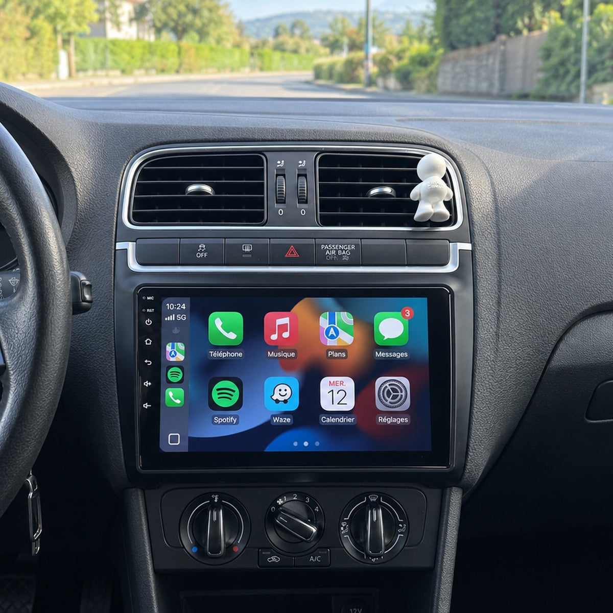 Autoradio CarPlay 9 pouces intégré au tableau de bord d'une Volkswagen Polo 5