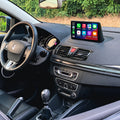 Écran CarPlay installé sur la planche de bord d'une Renault Mégane 3