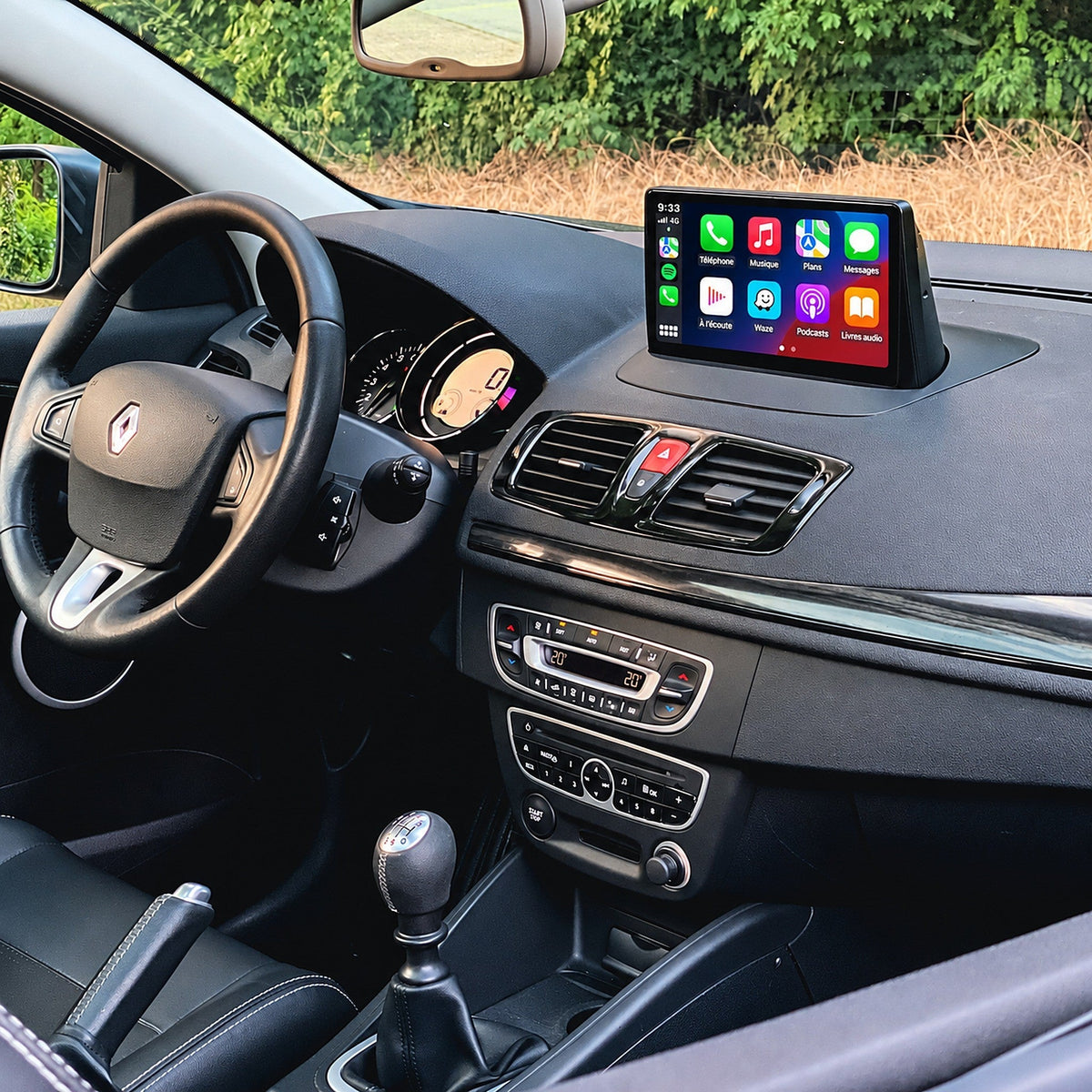 Écran CarPlay installé sur la planche de bord d'une Renault Mégane 3