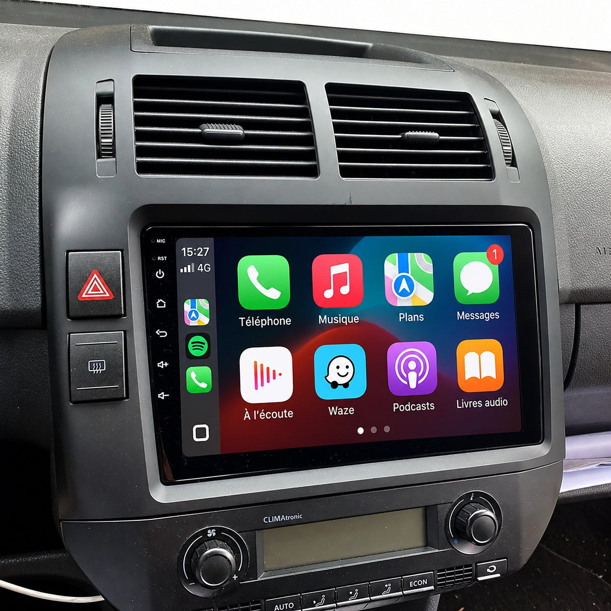 Écran CarPlay et Android Auto installé dans le tableau de bord d'une Volkswagen Polo 4